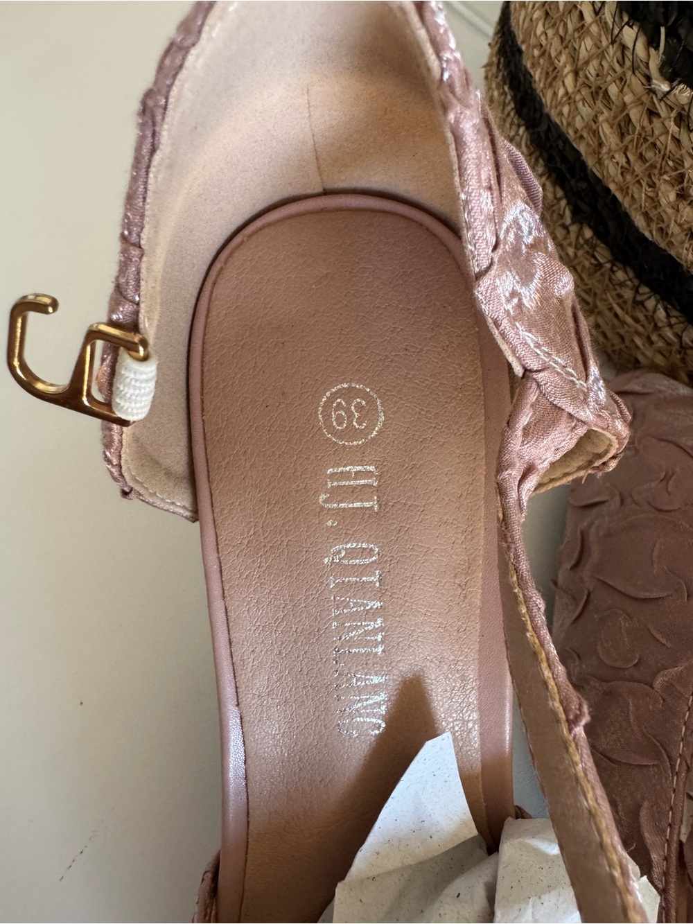 Pink Embossed Rhinestone Heels Size 39 NIB - Picture 9 of 13